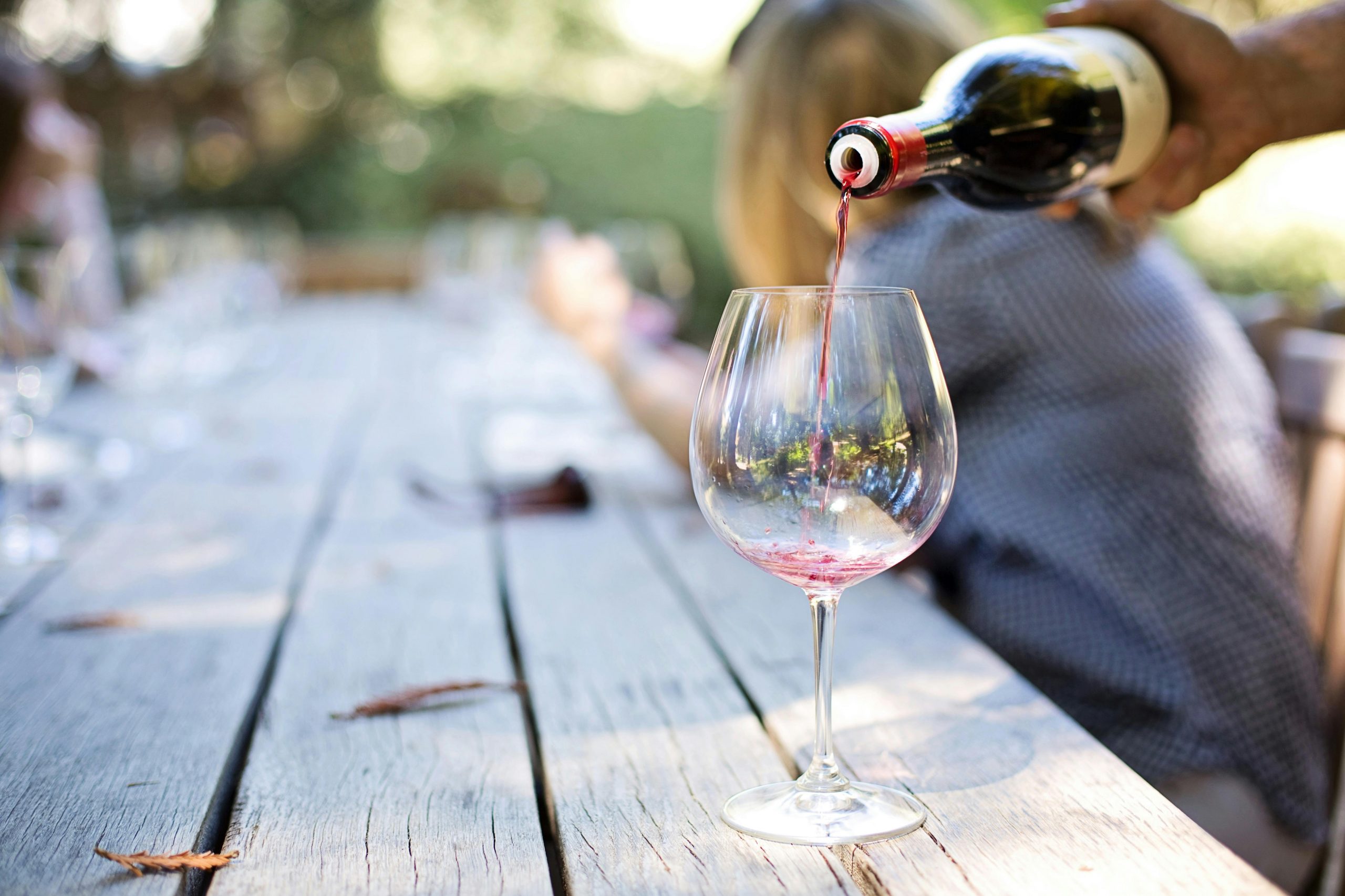 Foto de Pixabay httpswww.pexels.comes-esfotovino-vertido-en-vaso-de-tallo-largo-290316 Copa de vi